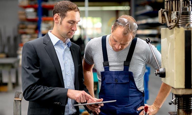 Technicien de prévention et salarié réalisant un audit