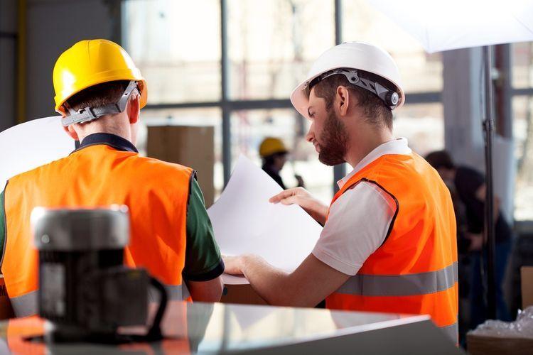 Deux employés évaluant les risques pour les inclure dans le Document Unique de leur entreprise