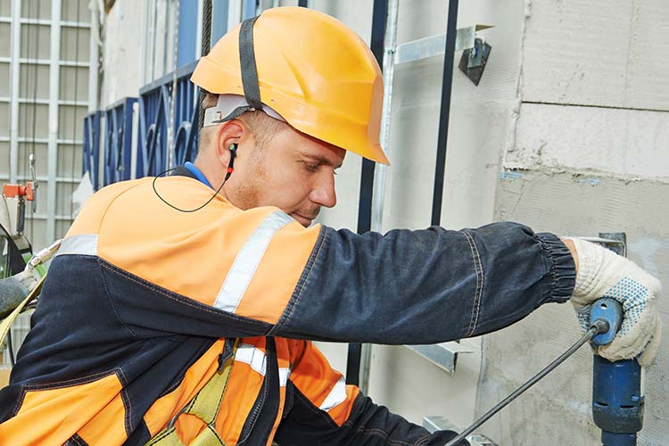 Ouvrier du BTP portant des protecteurs auditifs sur mesure