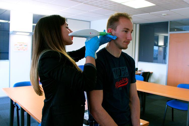 Un technicien de prévention Cotral Lab réalise une prise d’empreinte pour fabriquer des bouchons moulés