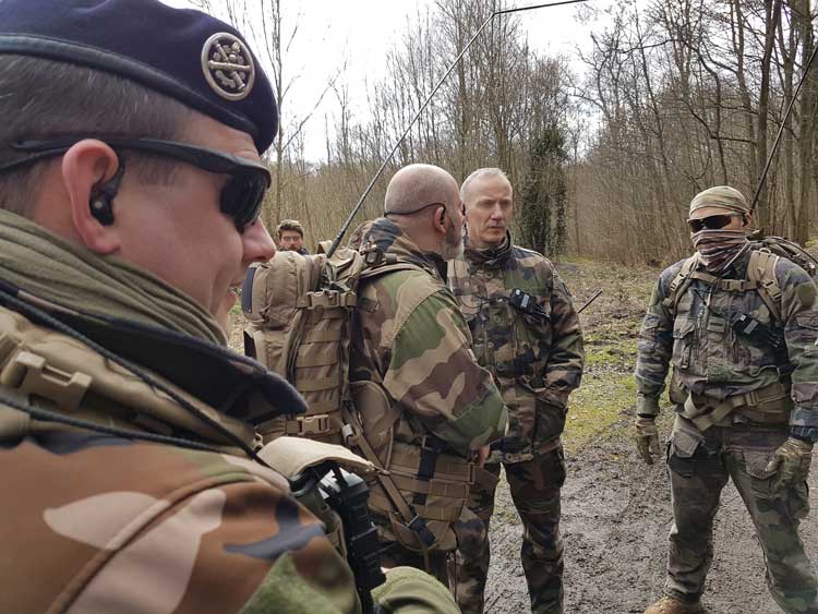 Des membres de la section technique de l'armée de terre en train de tester le projet BANG