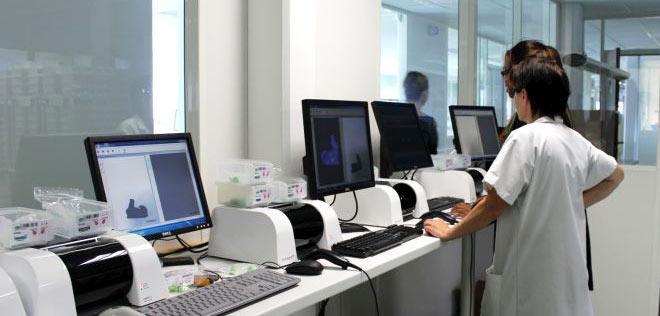 Salariés du Laboratoire Cotral scannant des empreintes d'oreilles