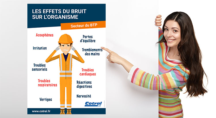 Animatrice sécurité montrant une affiche de sensibilisation sur les effets du bruit